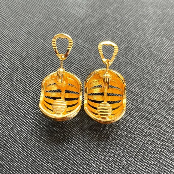Vintage MONET Gold Tone Clip On Earrings - Picture 7 of 10